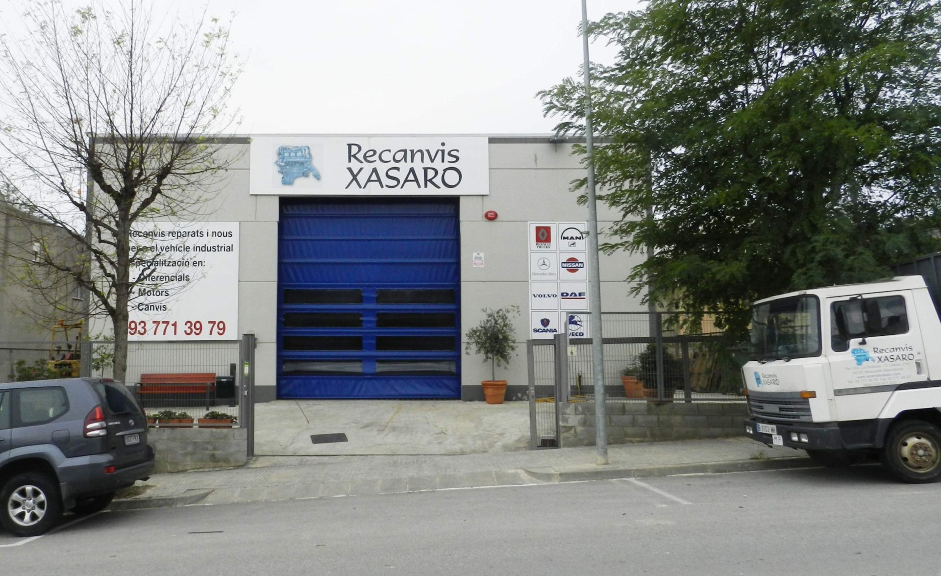 Fachada de las instalaciones de Recanvis Xasaro en Masquefa con el logo inicial en el rótulo.